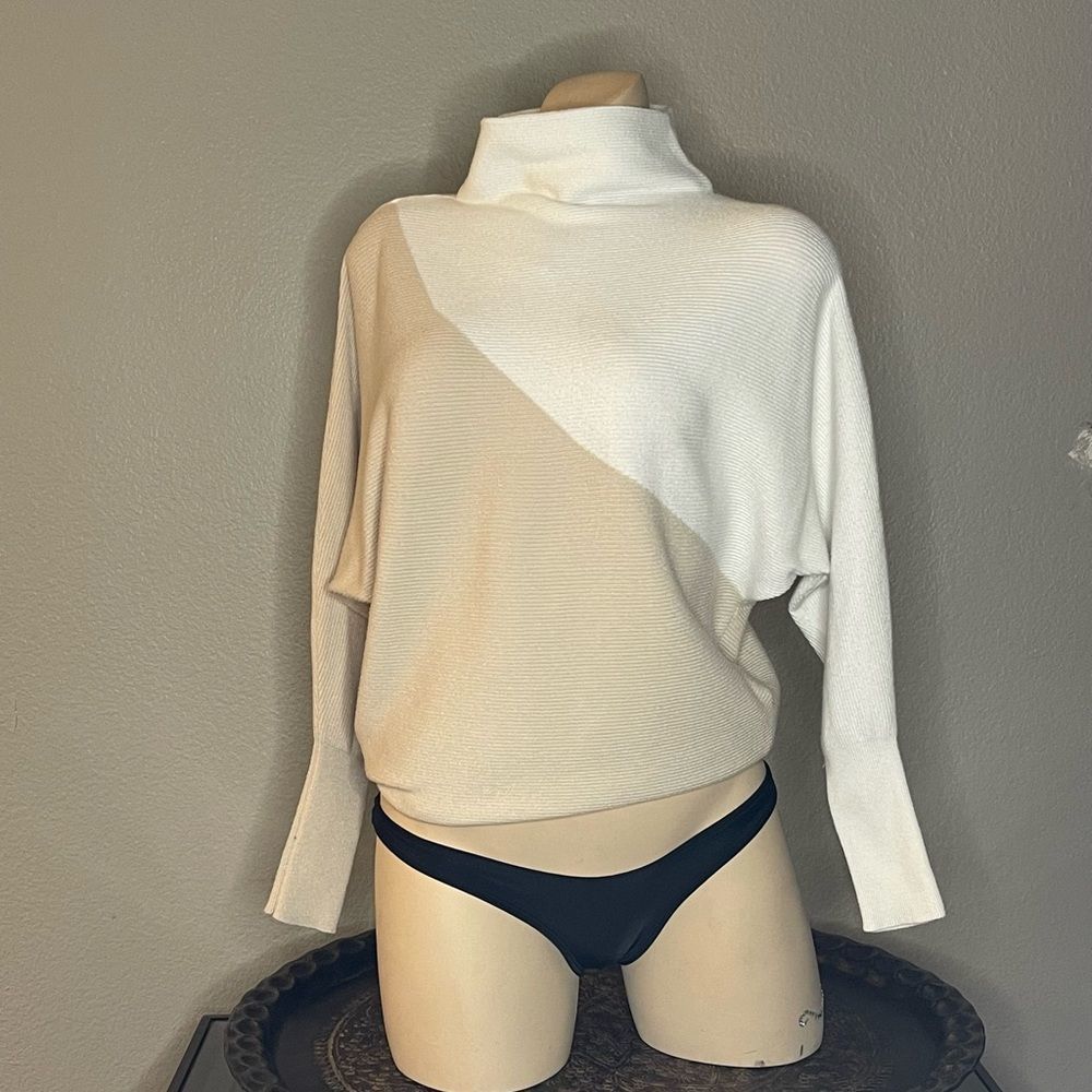 TAHARI KNIT SWEATER